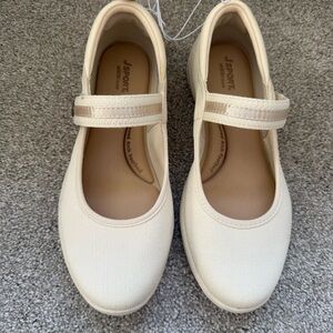 NWB J Sport Melody women’s cream Mary Jane cushioned shoes size 8